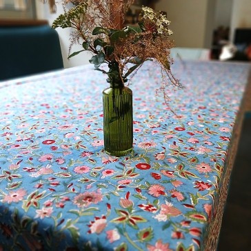 Nappe à fleurs rouges, roses et vertes sur fond bleu par Maison Pouic
