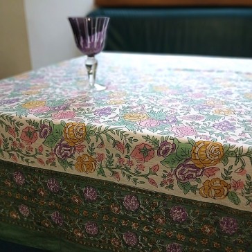 Nappe en coton indien à fleurs roses, ocres et vertes sur fond blanc par Maison Pouic