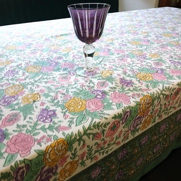 Nappe en indienne fleurie mauve, rose et verte à fond blanc par Maison Pouic