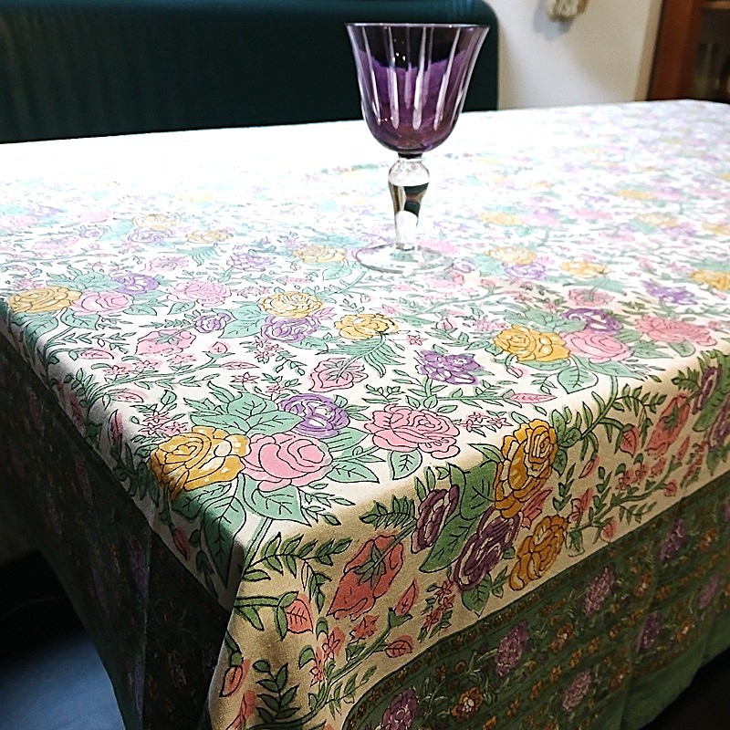 Nappe rectangulaire en coton indien fleuri dans les tons de mauve, ocre et vert sur fond blanc par Maison Pouic