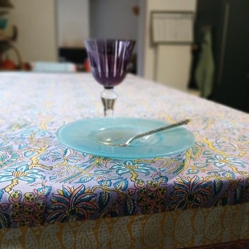 Nappe en coton indien fleurie jaune et bleue sur fond mauve par Maison Pouic