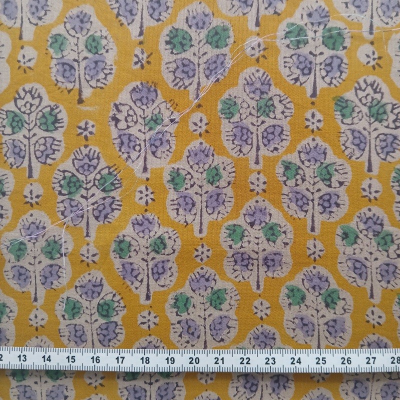 Indienne à fond jaune et petites fleurs mauves et vertes par Maison Pouic