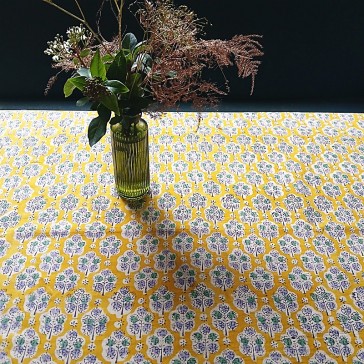 Coton indien à petites fleurs mauves et vertes sur fond jaune par Maison Pouic