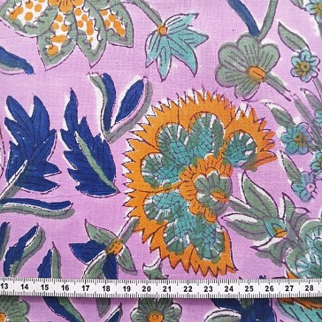 Indienne mauve à fleurs ocres, vertes et bleues par Maison Pouic