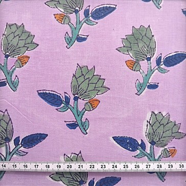 Coton indien à fond mauve et petites fleurs vertes et bleues par Maison Pouic
