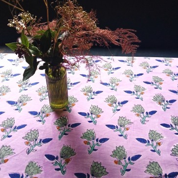 Indienne à fond mauve et succession de fleurs stylisées kaki, bleues et ocres