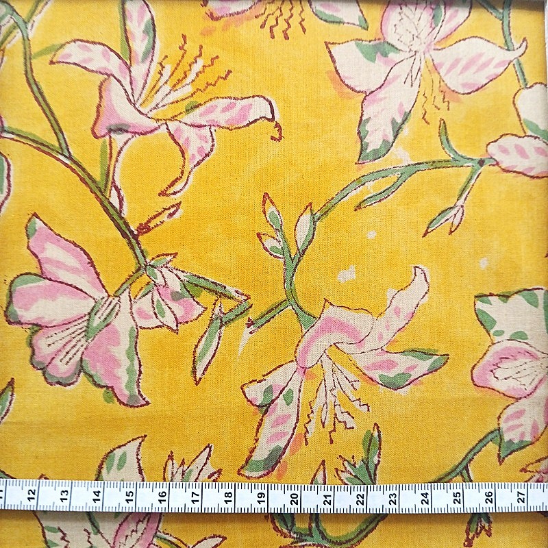 Coton indien fond jaune fleurs roses par Maison Pouic.