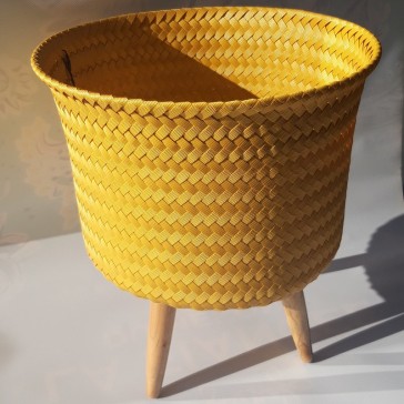 Pot pour plantes en plastique recyclé couleur jaune moutarde par Handed by