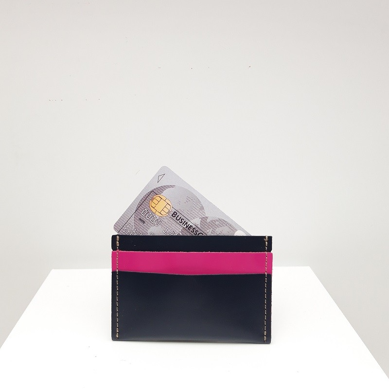 Porte-cartes en cuirs noir et rose fuchsia par Bandit Manchot