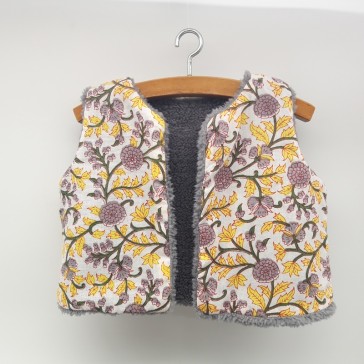 Gilet de berger de Zoé à petites fleurs grises et jaunes sur fond blanc par Maison Pouic