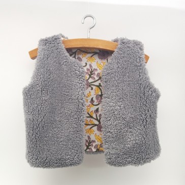 Gilet de berger de Zoé réversible à petites fleurs grises et jaunes sur fond blanc par Maison Pouic