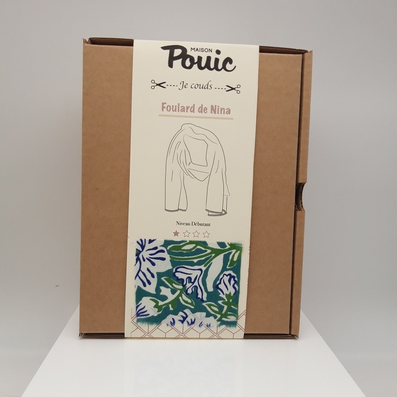 Kit de couture débutant "Foulard de Nina" à fleurs bleues sur fond vert par Maison Pouic Kit de couture débutant "Foulard de Nina" à fleurs bleues sur fond vert par Maison Pouic