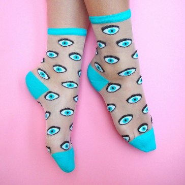 Détail de chaussette transparente à motifs d'oeil bleu par Coucou Suzette