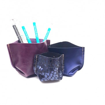 Trio de pots à crayons en cuir recyclé prune, noir et bleu dur par Bandit Manchot