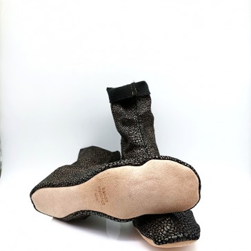 Chaussons en cuir stretch galuchat noir par Bandit Manchot